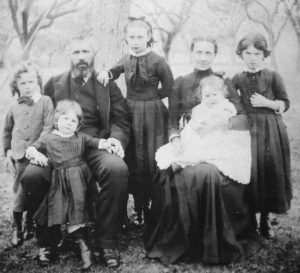 Davis, Henry, farrier & wheelwright with his wife Maria and their 5 children, 1889.